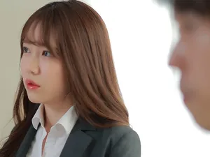 Một người phụ nữ đã kết hôn gợi cảm đang ngâm chân trong bồn, bước thẳng vào phòng, cởi quần áo và xuất tinh vào bên trong âm hộ.