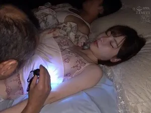 Cô bảo mẫu nóng bỏng bị ông chủ cưỡng hiếp không thương tiếc