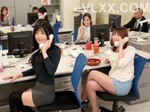 Chàng trai tân lọt vào mắt xinh của 2 chị dâm nữ