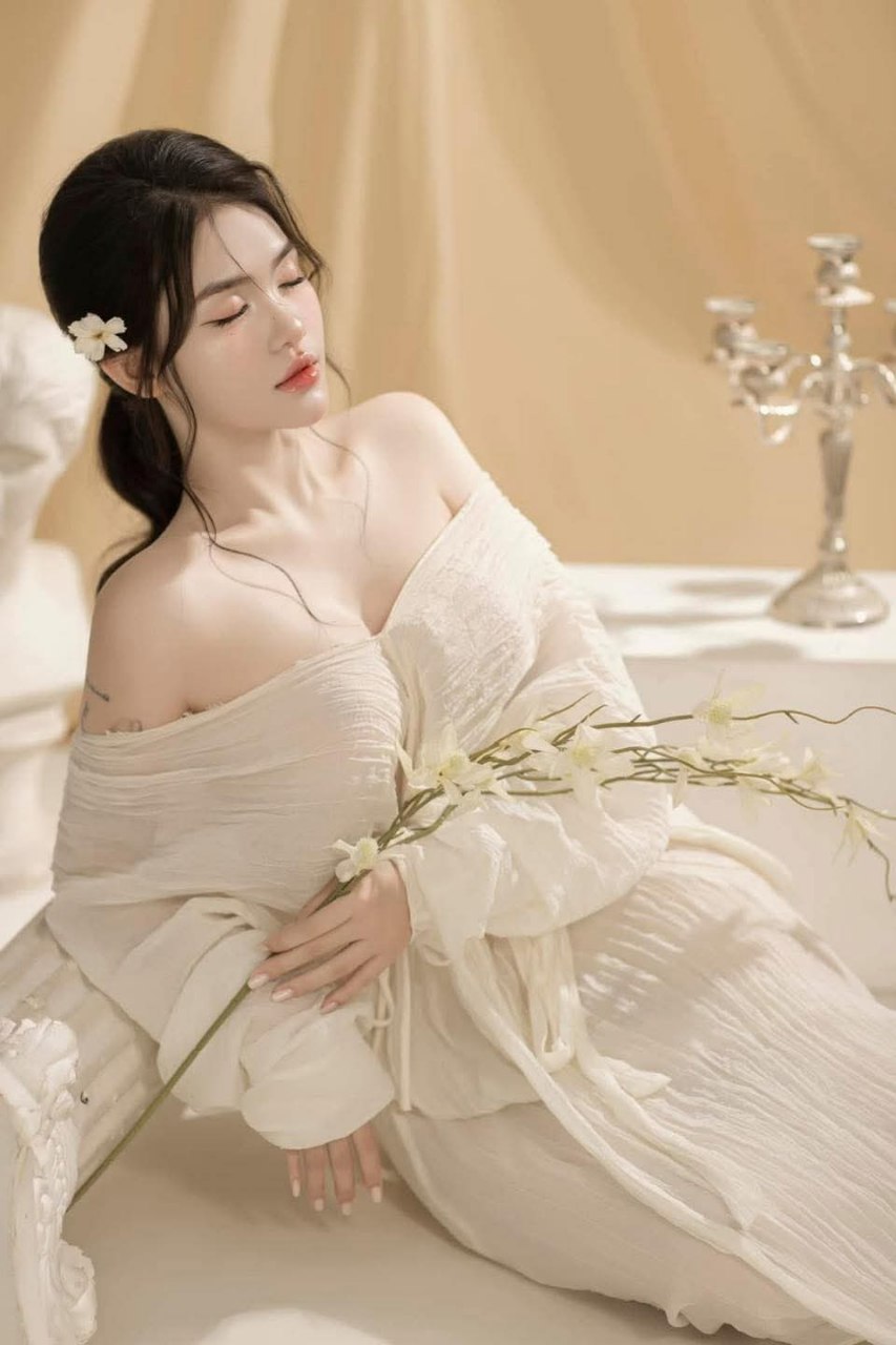 Sex với cô em gái cùng cha khác mẹ rám nắng gợi cảm trong bộ đồ lót đôi màu đỏ và tất trắng